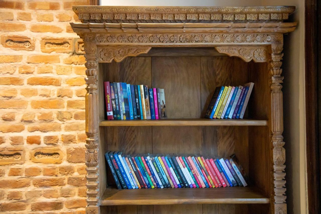 Basera Boutique Hotel Katmandu Zewnętrze zdjęcie Bookshelf